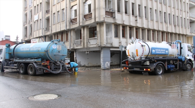 İskenderun'da deniz taşınca su basan yerlerde temizlik çalışmaları devam ediyor