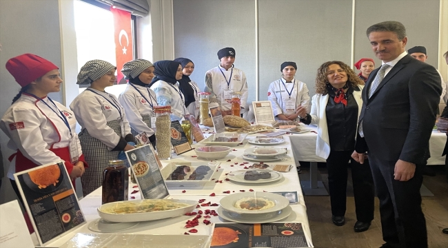 Isparta'da aşçı adayı öğrenciler yemek fuarında hünerlerini sergiledi