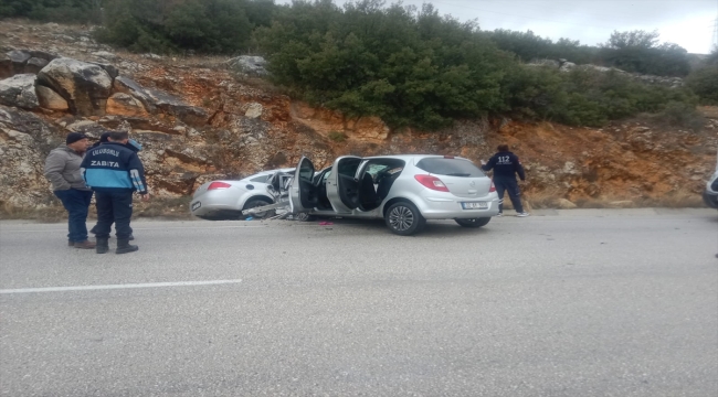 Isparta'da iki otomobilin çarpıştığı kazada 1 kişi öldü, 4 kişi yaralandı