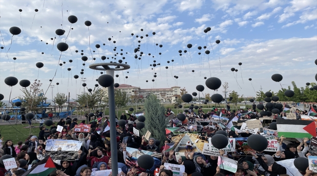 İsrail'in saldırılarında hayatını kaybeden Filistinli çocuklar için gökyüzüne balon bırakıldı