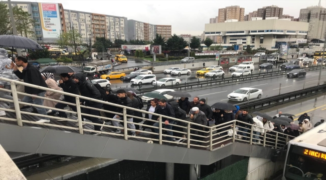 İstanbul'da etkili olan sağanak trafikte aksamalara neden oluyor