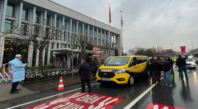 İstanbul'da minibüsten taksiye dönüştürülen araç sahiplerinden İBB'ye tepki