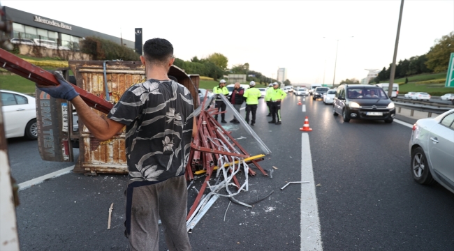 İstanbul'da TEM'de devrilen kamyonet trafiği aksattı