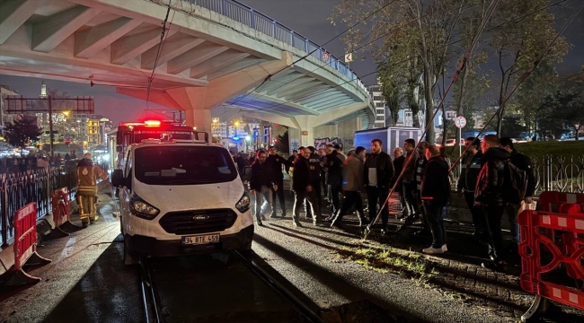 İstanbul'da tramvay yoluna giren araç seferlerin aksamasına neden oldu