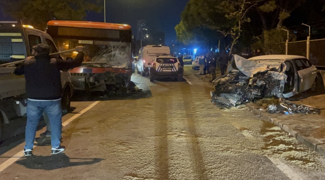 İzmir'de belediye otobüsü ile otomobilin çarpışması sonucu 1 kişi öldü, 2 kişi yaralandı