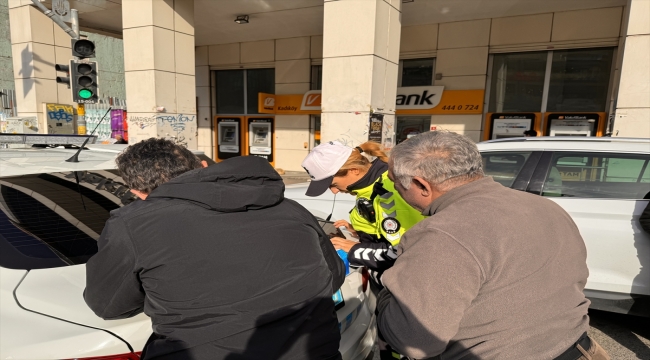 Kadıköy'de dron destekli yaya geçidi denetiminde 8 sürücüye para cezası verildi