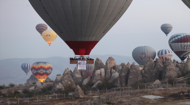 Kapadokya'da sıcak hava balonu İsrail'e tepki pankartıyla uçtu