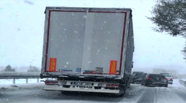 Karabük-Bolu kara yolunda kar yağışı nedeniyle ulaşımda aksamalar yaşanıyor