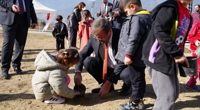 Karabük'te depremzede çocuklar tohum toplarını doğayla buluşturdu