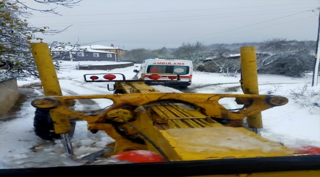 Karabük'te yolda mahsur kalan ambulansı karla mücadele ekipleri kurtardı