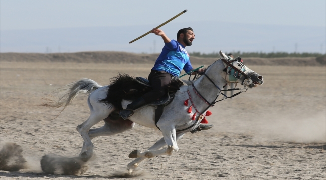 Kars'ta ata sporu cirit, köylülerin dostluk maçlarıyla yaşatılıyor