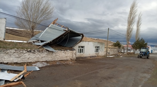 Kars'ta şiddetli rüzgar, 3 köyde evlerin çatılarını uçurdu 