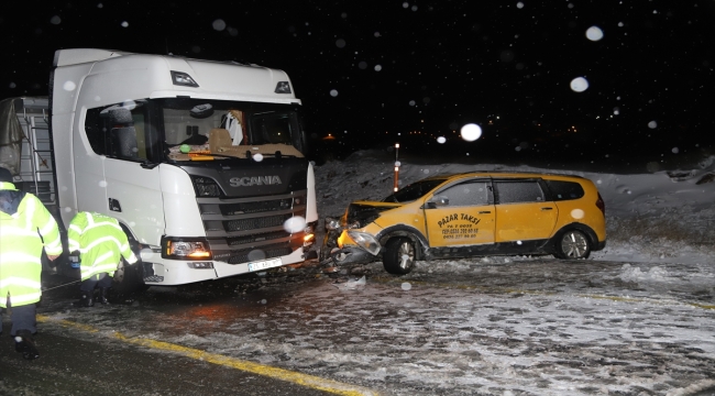 Kars'ta taksi ile tırın çarpışması sonucu 1 kişi öldü, 3 kişi yaralandı