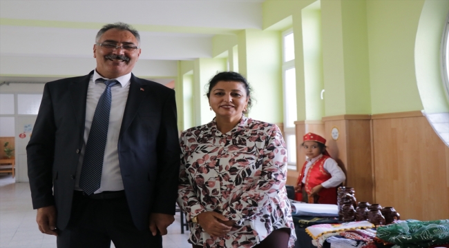 Kayseri'de öğretmen çift milli kültürü okul koridorundaki sergiyle anlatıyor