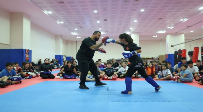 Kick boks ve muaythai branşında şampiyonlar yetiştiriyor