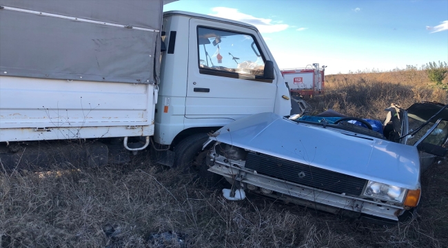 Kırklareli'nde kamyonet ile otomobilin çarpıştığı kazada 1 kişi öldü, 3 kişi yaralandı