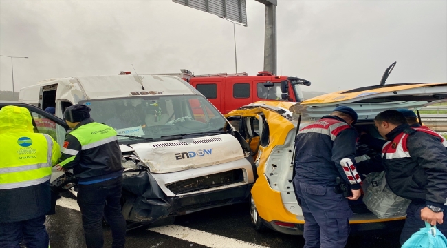 Kocaeli'deki trafik kazasında 13 kişi yaralandı