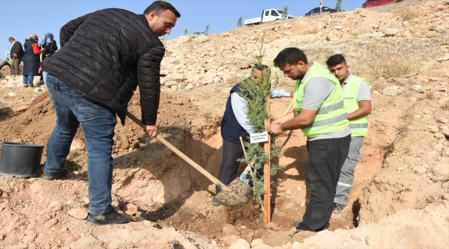 Malatya'da depremlerde hayatını kaybeden 1237 kişinin anısına fidan dikildi