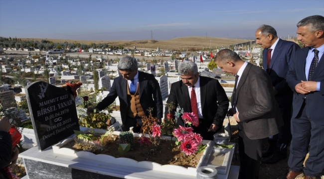 Malatya'da depremlerde hayatını kaybeden öğretmenlerin kabri ziyaret edildi