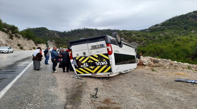 Muğla'da servis minibüsü devrildi, 9 öğrenci yaralandı