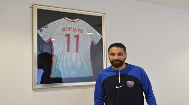 Olcay Şahan, Ankaraspor'da genç futbolculara tecrübelerini aktarıyor