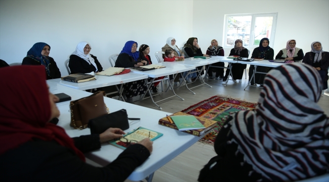 Ordu'da kadınlar köy yaşam merkezindeki kursta Kur'an-ı Kerim öğreniyor