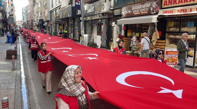 Samsun'da 100 metrelik Türk bayrağıyla Kızılay yürüyüşü yapıldı