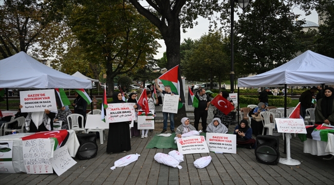 STK'lerin kadın temsilcilerinden Filistin için Sultanahmet'te kefenli protesto