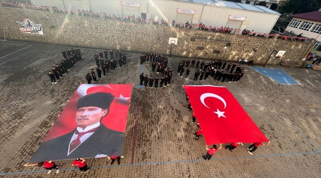 Trabzon'da öğrenciler Atatürk'ü koreografiyle andı