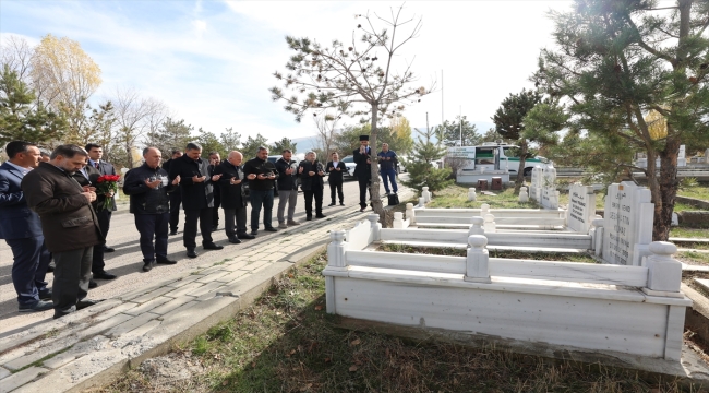 Van depreminde hayatını kaybeden gazeteci Sebahattin Yılmaz, mezarı başında anıldı