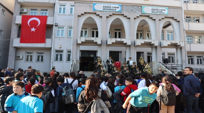 Adana'da askeri bando özel gereksinimli bireylere konser verdi 