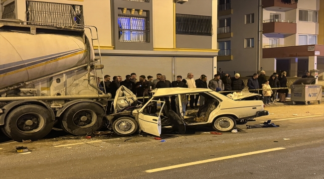 Adana'da park halindeki tıra çarpan otomobildeki 1 kişi öldü, 4 kişi yaralandı