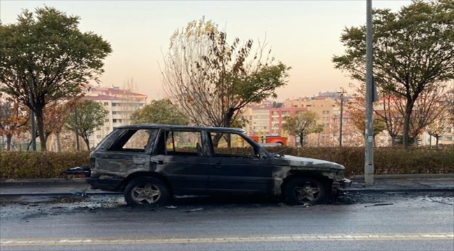 Başkentte park halindeki araç yandı