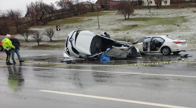 Bingöl'de iki otomobilin çarpıştığı kazada, 1 kişi öldü, 4 kişi yaralandı