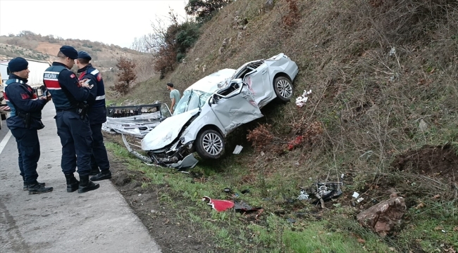 Bursa'da tırla çarpışarak takla atan otomobildeki 2 kişi yaralandı