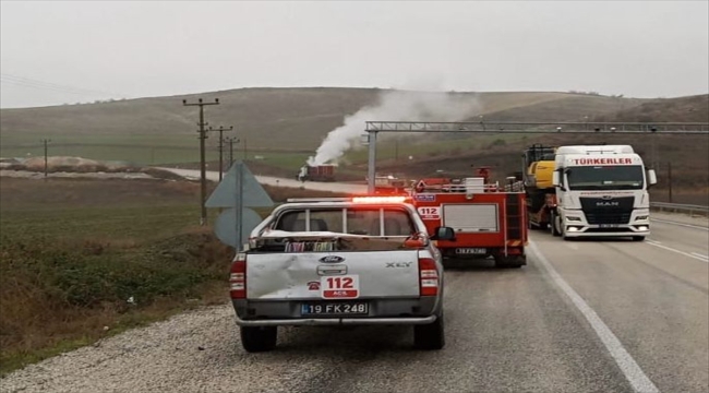 Çorum'da seyir halindeki tırın dorsesinde sızıntı oluşan oksijen tüpü kontrollü boşaltıldı