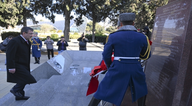 Cumhurbaşkanı Yardımcısı Yılmaz, Bakü'de şehitlikleri ziyaret etti