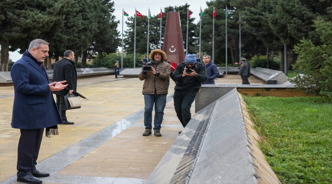 Dışişleri Bakanı Hakan Fidan, Bakü'de şehitlikleri ziyaret etti