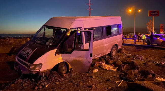 Diyarbakır'da otomobil ve minibüsün çarpışması sonucu 7 kişi yaralandı