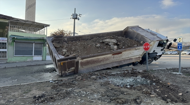 Elazığ'da yolun çökmesi sonucu yan yatan hafriyat kamyonunun sürücüsü yaralandı