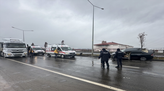 Erzurum'da bariyerlere çarpan otomobildeki 5 kişi yaralandı