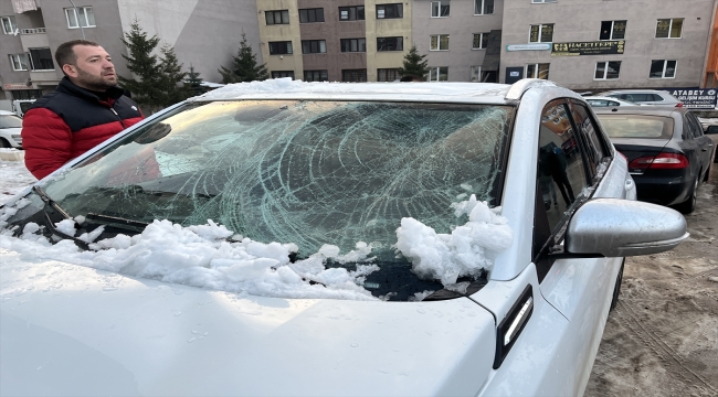 Erzurum'da çatıdan düşen kar kütleleri bir otomobilde hasara yol açtı