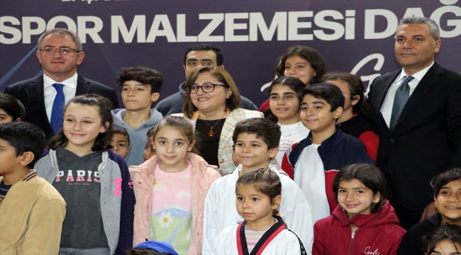 Gaziantep Büyükşehir Belediyesi 2 bin 400 sporcuya malzeme seti dağıttı