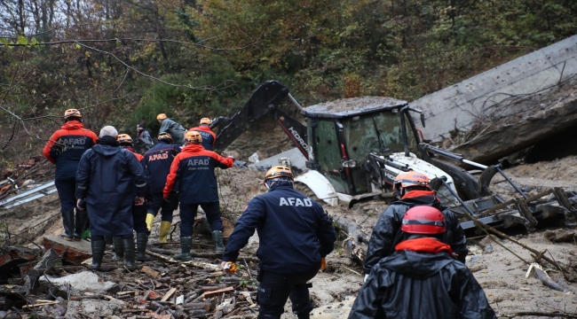 Zonguldak'ta heyelanda göçük altında kalan anne ve oğlunun bulunması için çalışma yürütülüyor