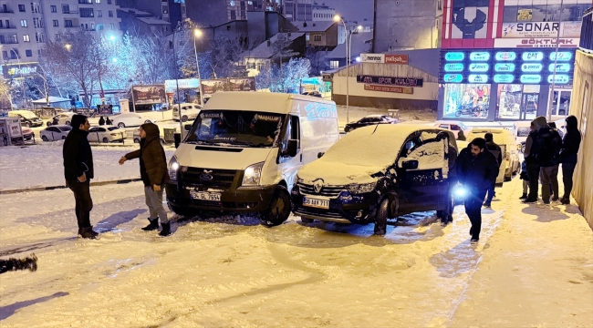 Kar yağışının etkili olduğu Erzurum'da 8 aracın karıştığı zincirleme kaza 