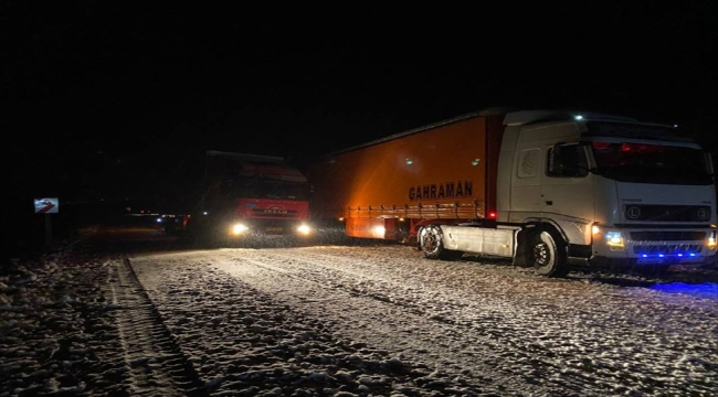 Kars ile Ağrı'da tırlar, kar ve tipi nedeniyle yolda kaldı