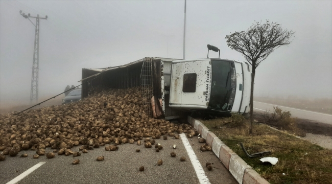 Kayseri'de kamyonun çarptığı otomobildeki 2 kişi yaralandı