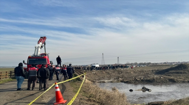 Kırklareli'nde nehre devrilen otomobili kurtarma çalışması başlatıldı