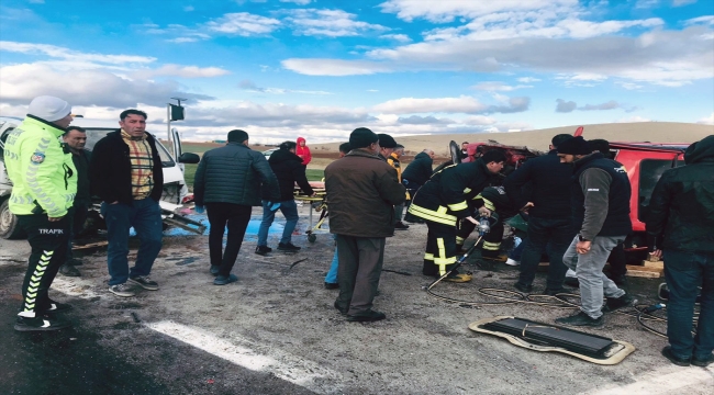 Konya'da hafif ticari araçla çarpışan otomobilin sürücüsü öldü