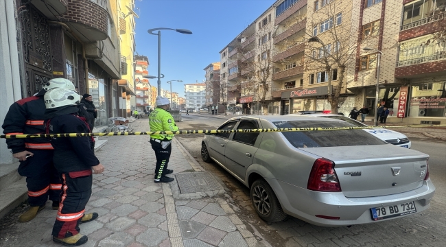 Malatya'da yıkılma tehlikesi bulunan bina nedeniyle cadde trafiğe kapatıldı